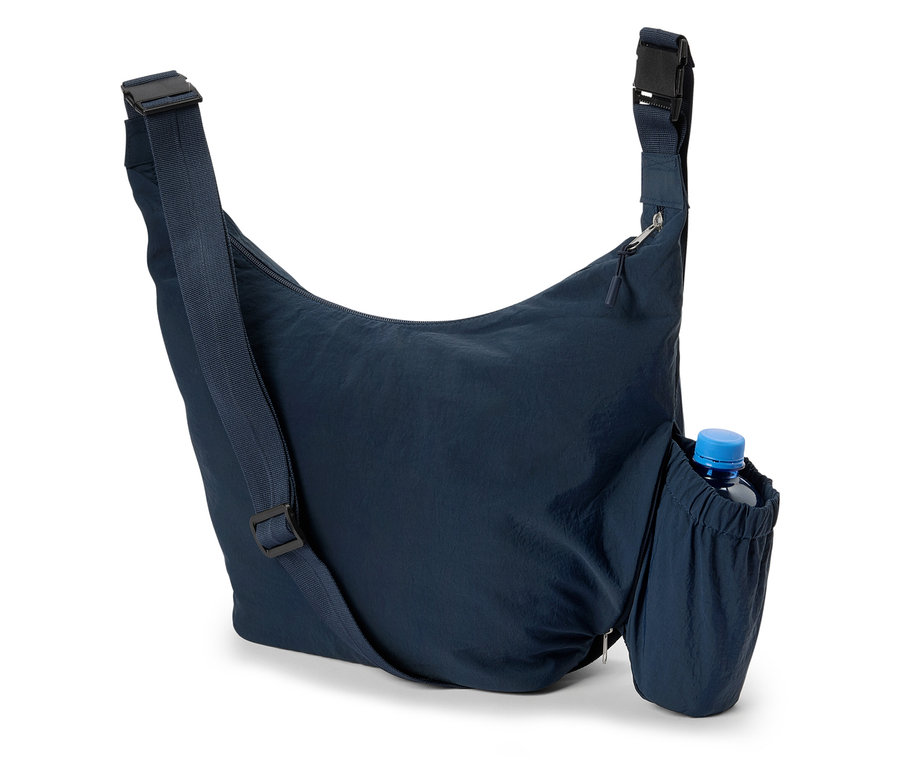 Yan cebinde su şişesi olan lacivert bir çapraz askılı çanta yakın çekimi.