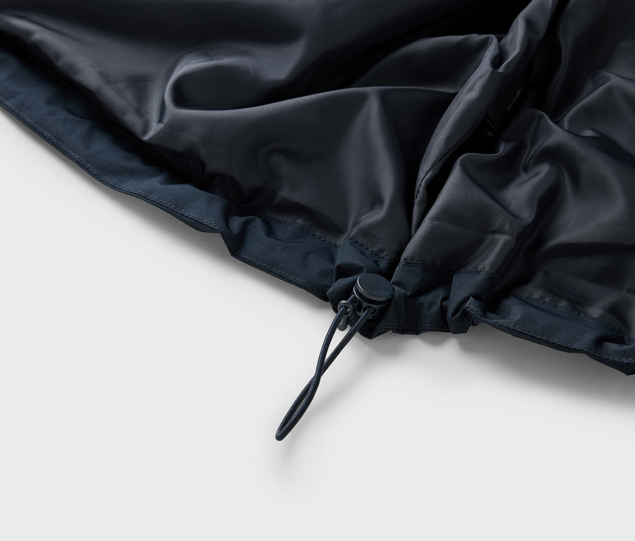 Koyu mavi bir ceketin kordonlu iç kısmının detaylı görünümü.