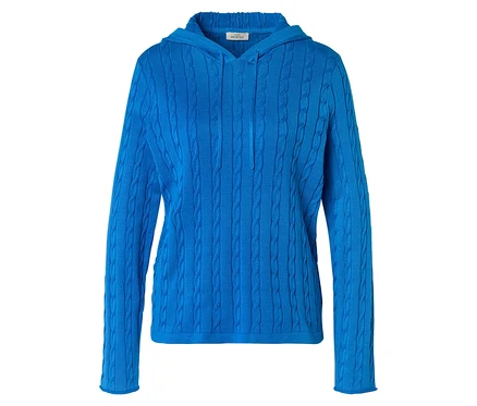 Beyaz bir arka plan üzerinde mavi, kapüşonlu, örgü desenli ve ipli sweatshirt.