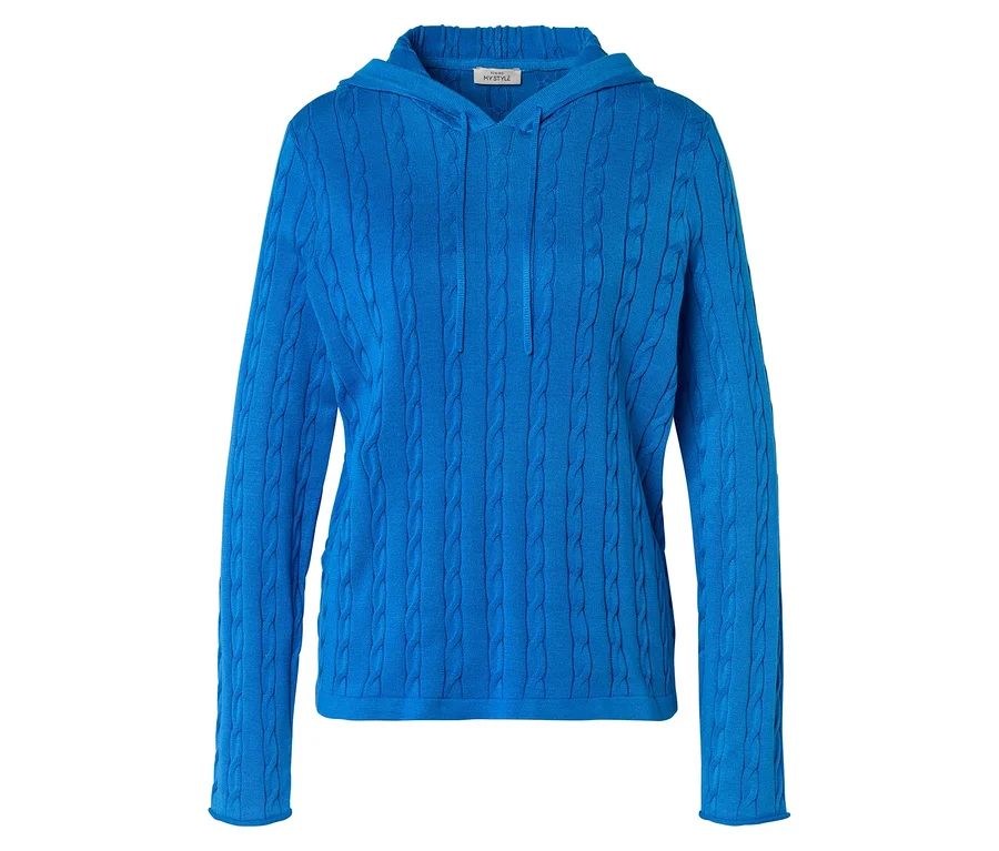 Beyaz bir arka plan üzerinde mavi, kapüşonlu, örgü desenli ve ipli sweatshirt.