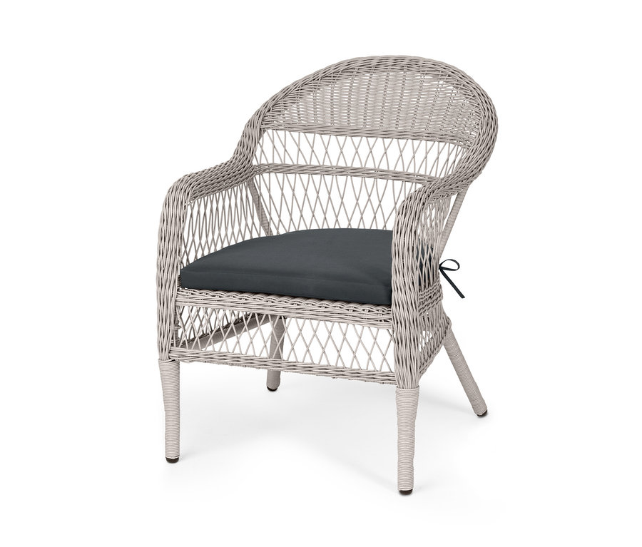 Koyu gri minderli, polirattan tek bir bahçe koltuğunun yakın çekimi.