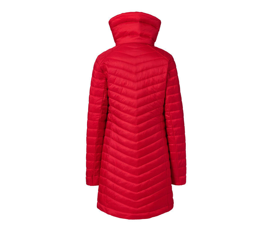 Dik yakalı kırmızı kapitone montun arka görünümü.