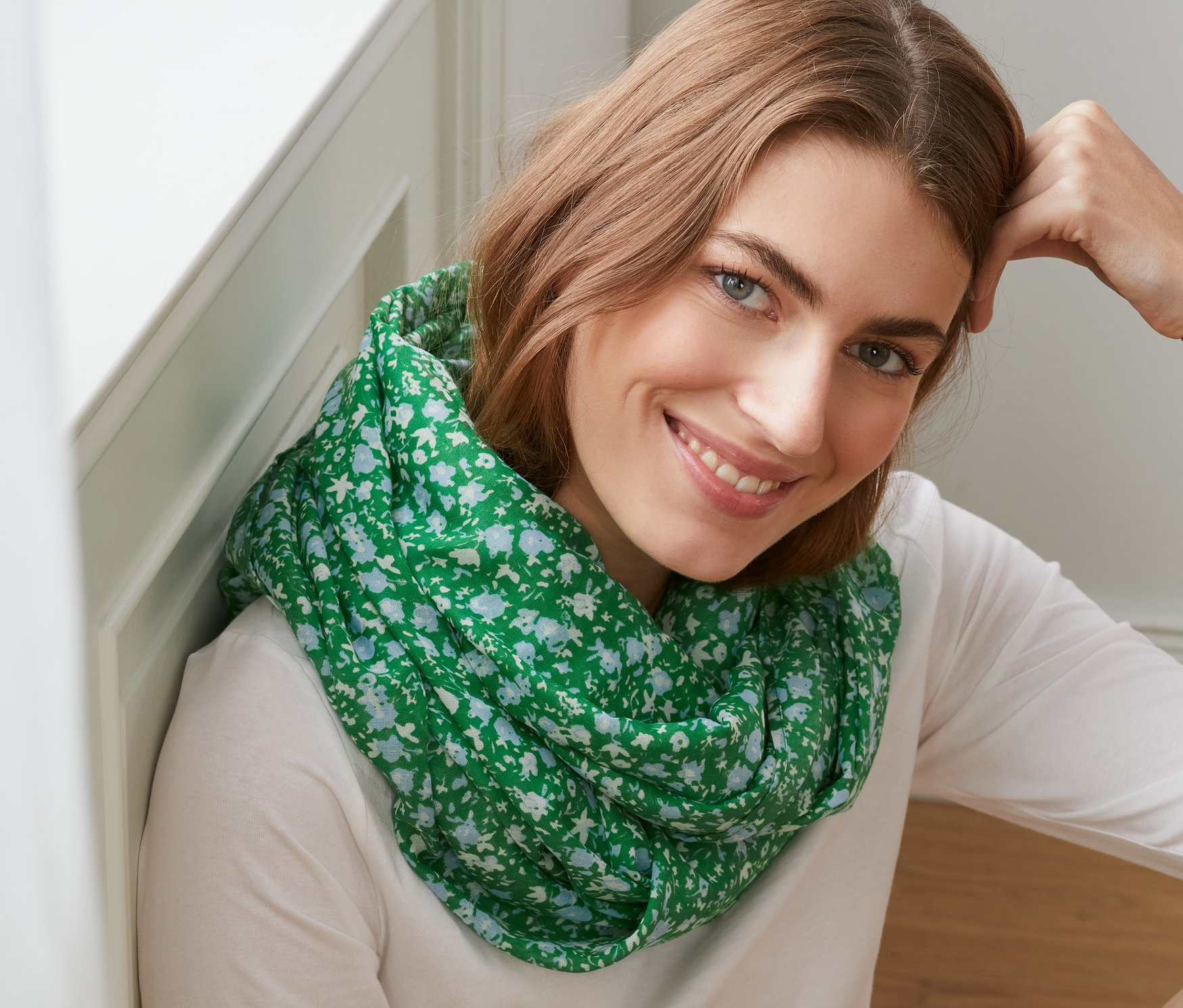 Çiçek desenli yuvarlak şal takan kadın