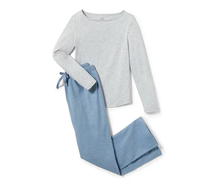 Açık gri uzun kollu flanel pijama ve açık mavi pantolon beyaz bir arka plan üzerinde duruyor.