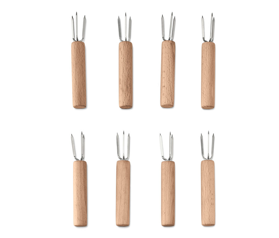 Ahşap saplı ve iki çatallı sekiz adet mısır tutucu, iki sıra halinde düzenlenmiştir.