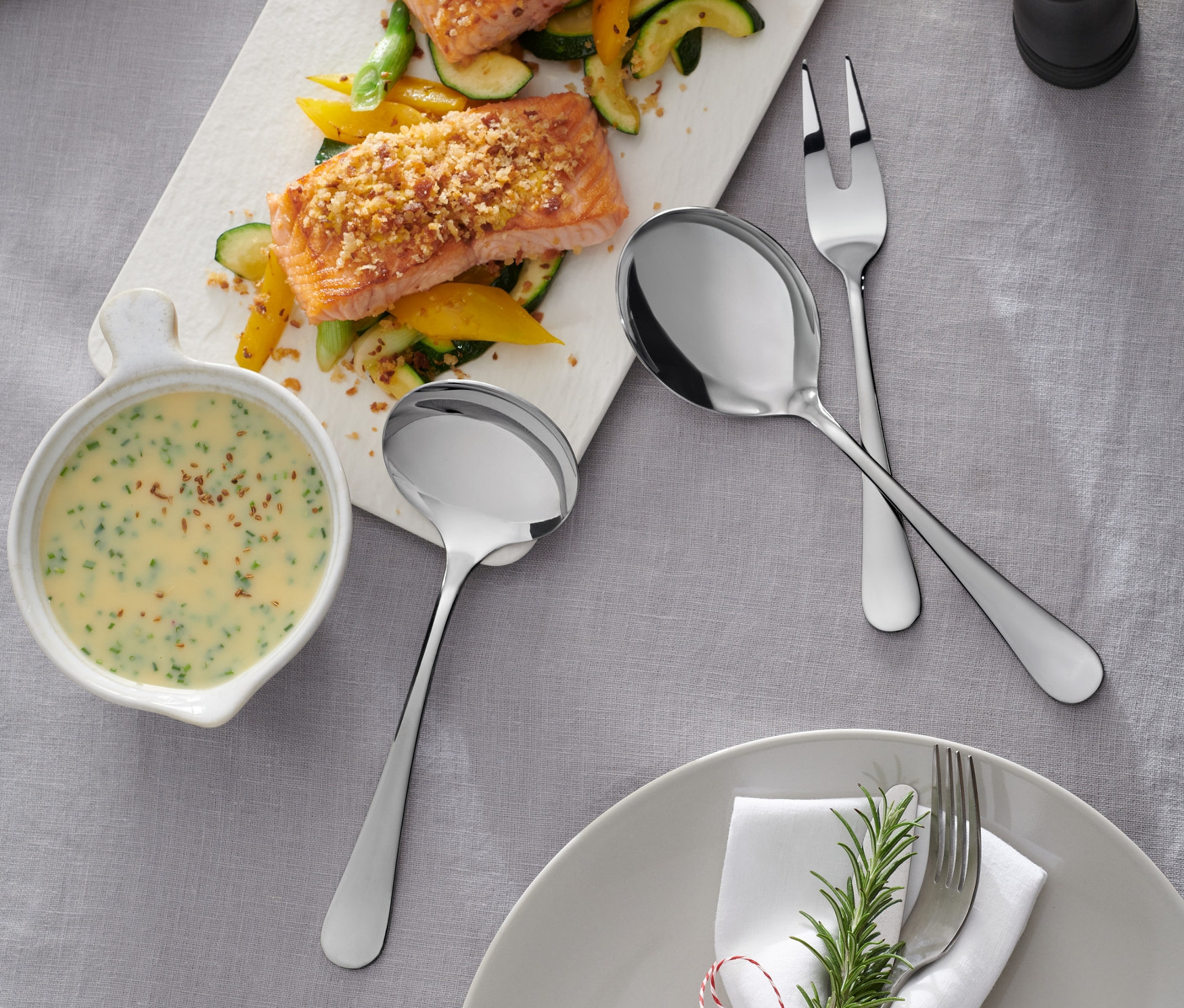 Servis seti ile birlikte bir tabakta somon, kabak ve sarı biber.