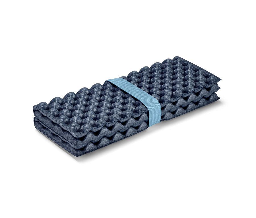 Mavi şeritli katlanabilir termal minder.