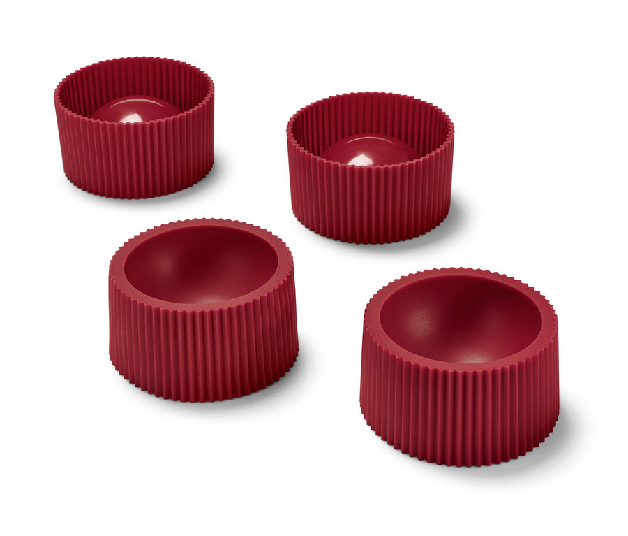 Dört adet kırmızı tatlı kalıbı. 