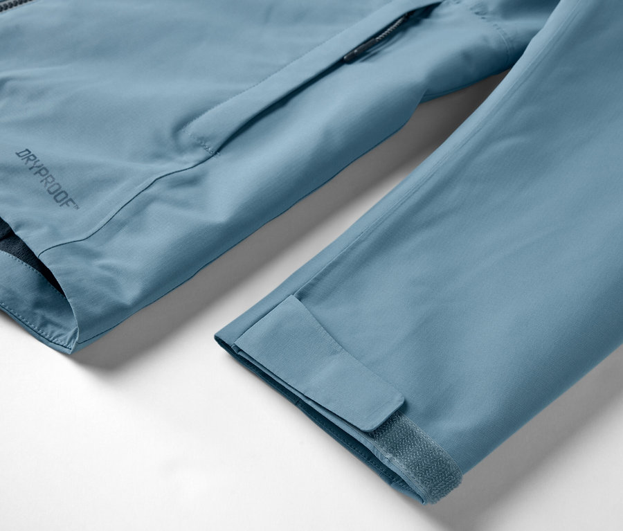 Açık mavi fonksiyonel outdoor montun yakın çekimi.