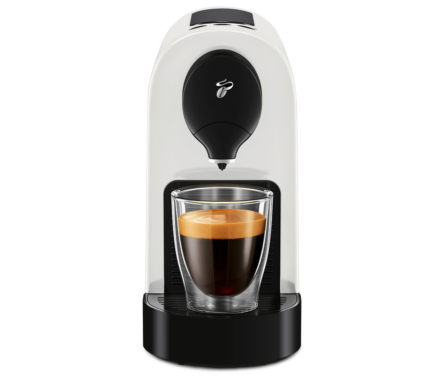 Bir fincan kahve ile beyaz Cafissimo pure+ kahve makinesi.