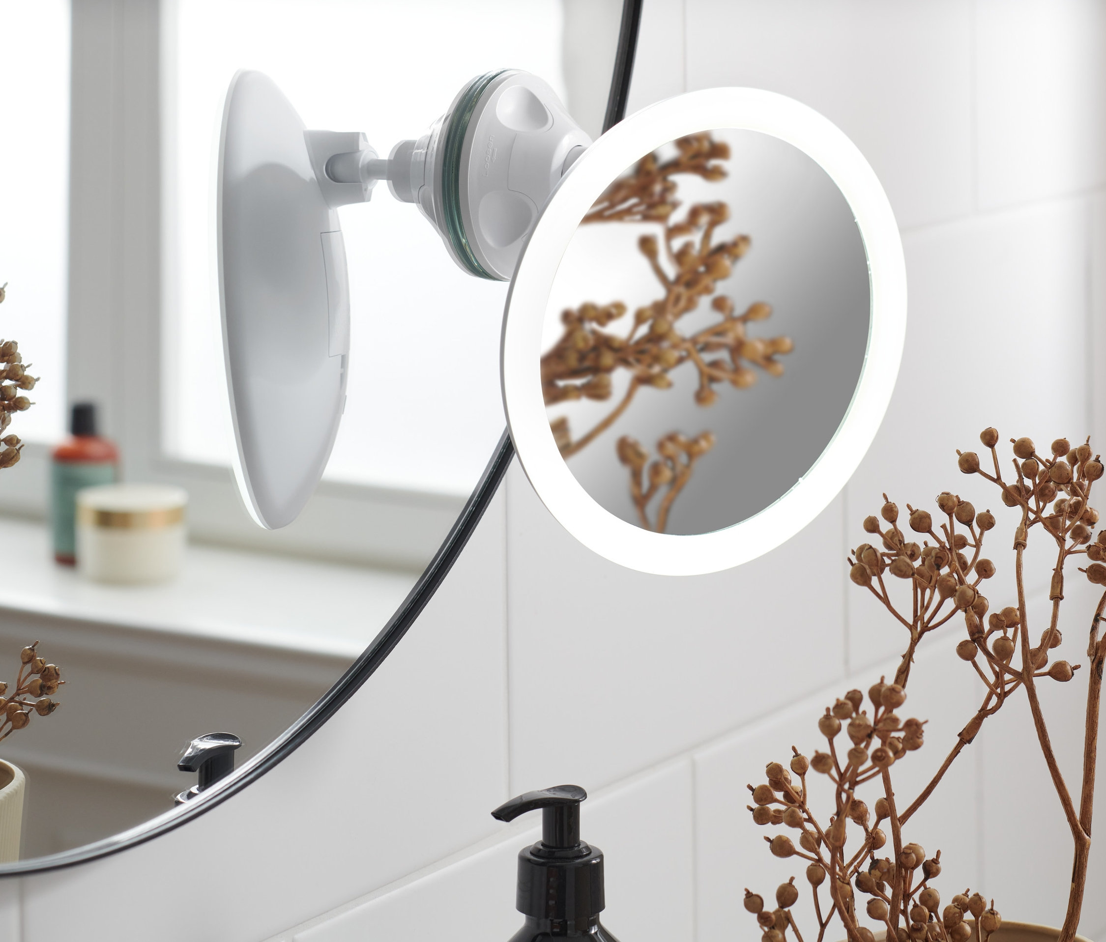 Fayanslı bir duvara monte edilmiş LED'li makyaj aynasının yakın çekimi