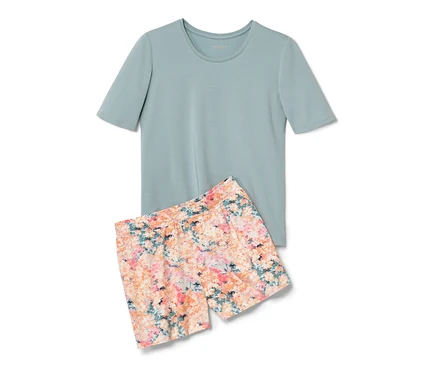 Çiçek desenli şortlu kısa pijama ve açık mavi kısa kollu tişört beyaz bir arka plan üzerinde duruyor.