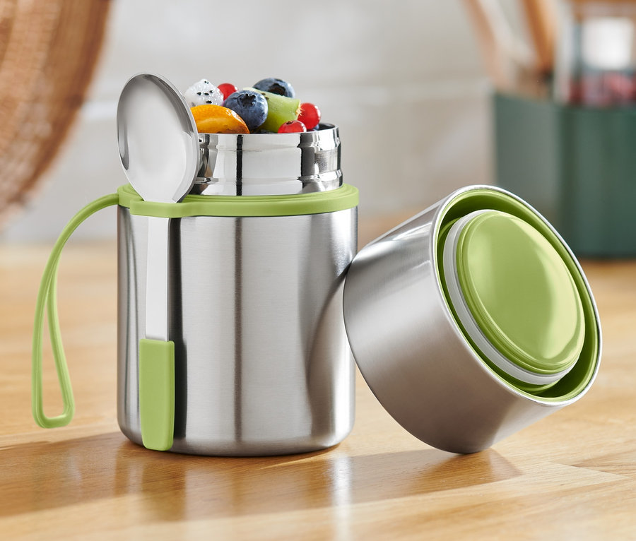 Ahşap bir masa üzerinde meyve ve kaşık bulunan paslanmaz çelik Taşınabilir Termos Kap.