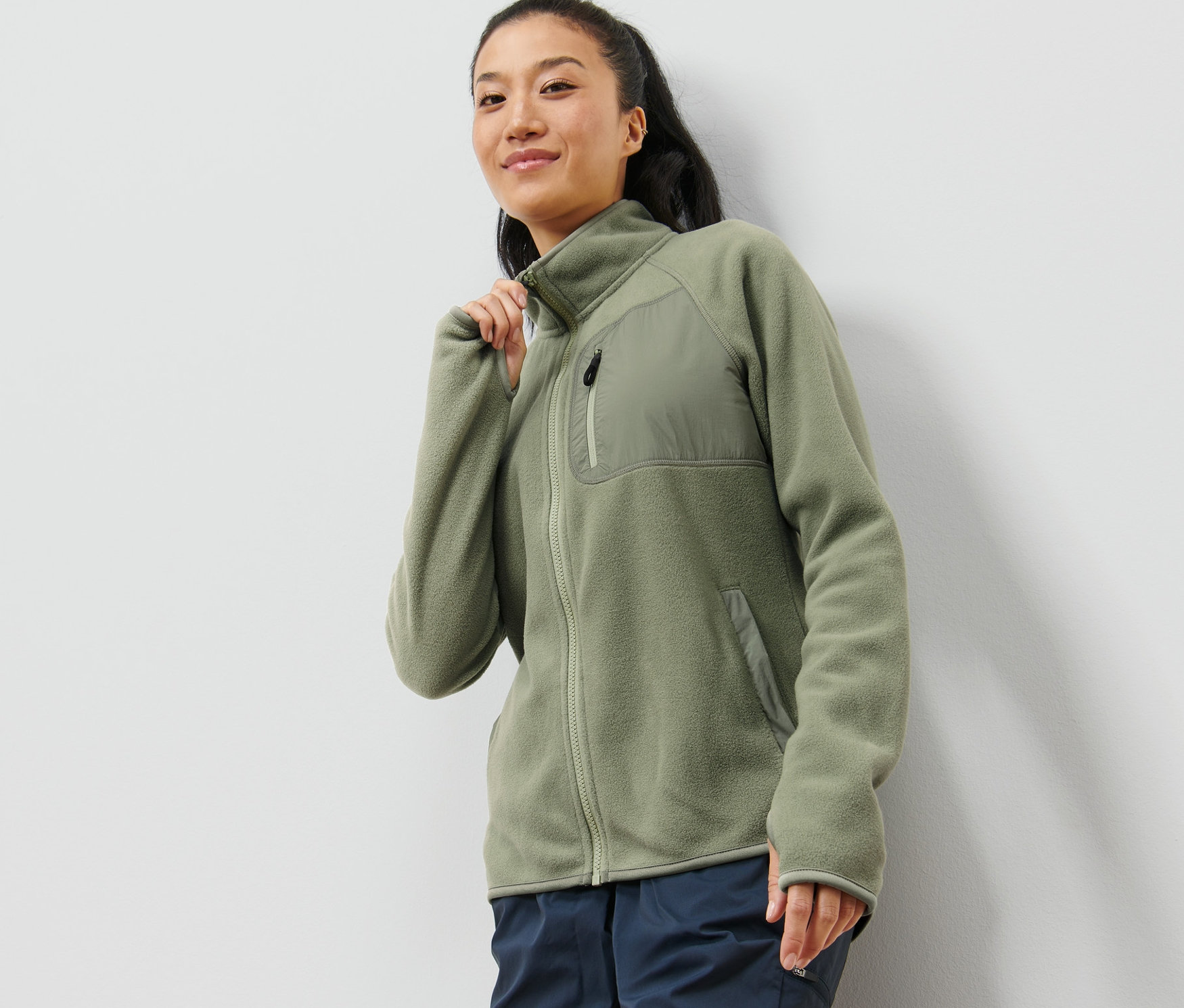 Kadın Polar Ceket giyiyor.