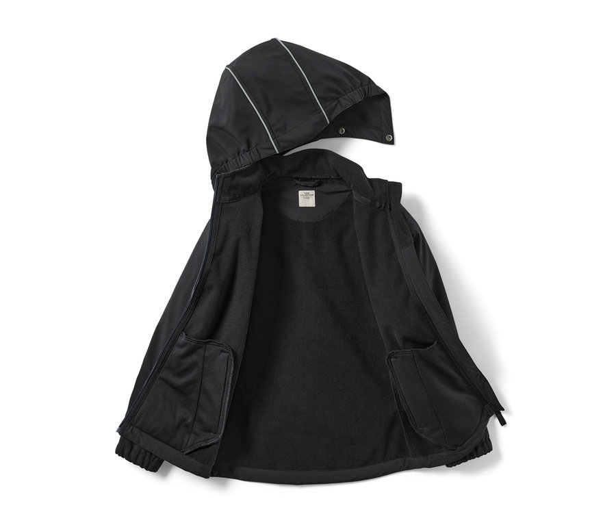 Kapüşonlu, açık, siyah çocuk softshell ceketinin içi siyah polar astarlıdır.