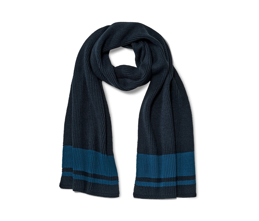 Uçlarında mavi şeritler bulunan lacivert örgü atkı.