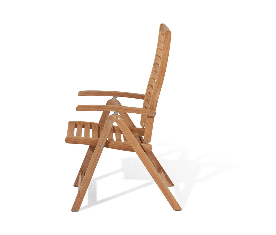 Ayarlanabilir sırtlı tik yüksek sandalyenin yandan görünümü.