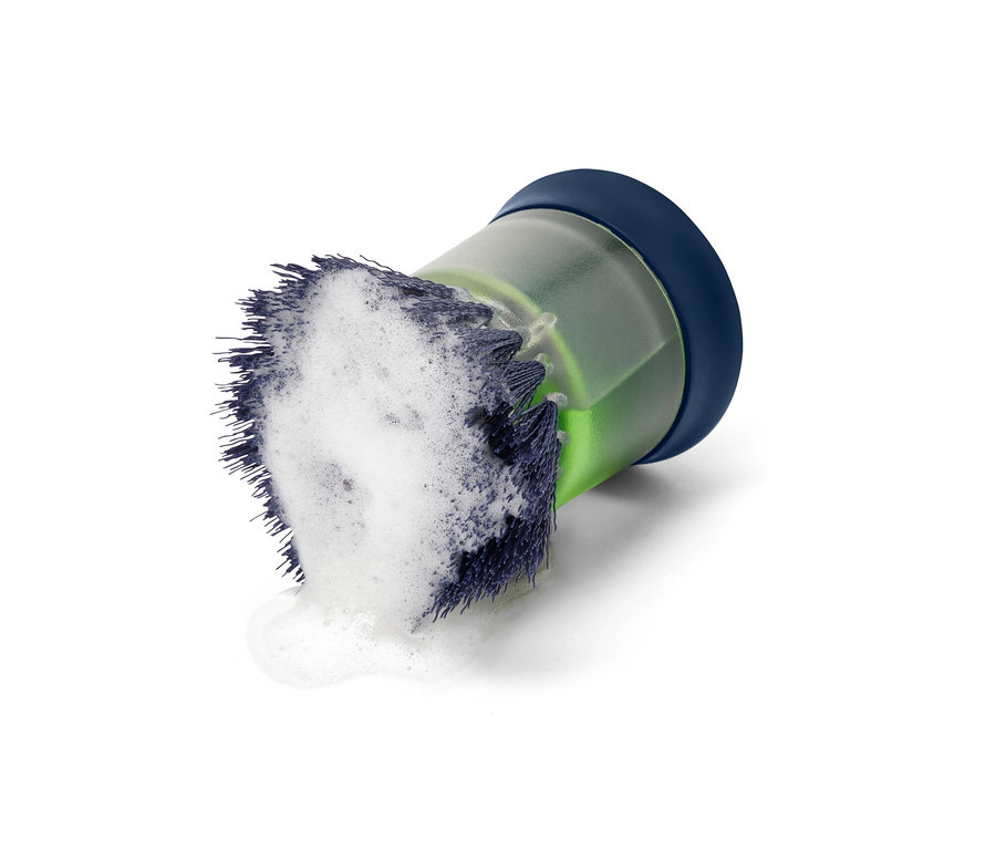 Dispenserli Bulaşık Fırçası, mavi kapaklı ve kıllarında köpük bulunan.