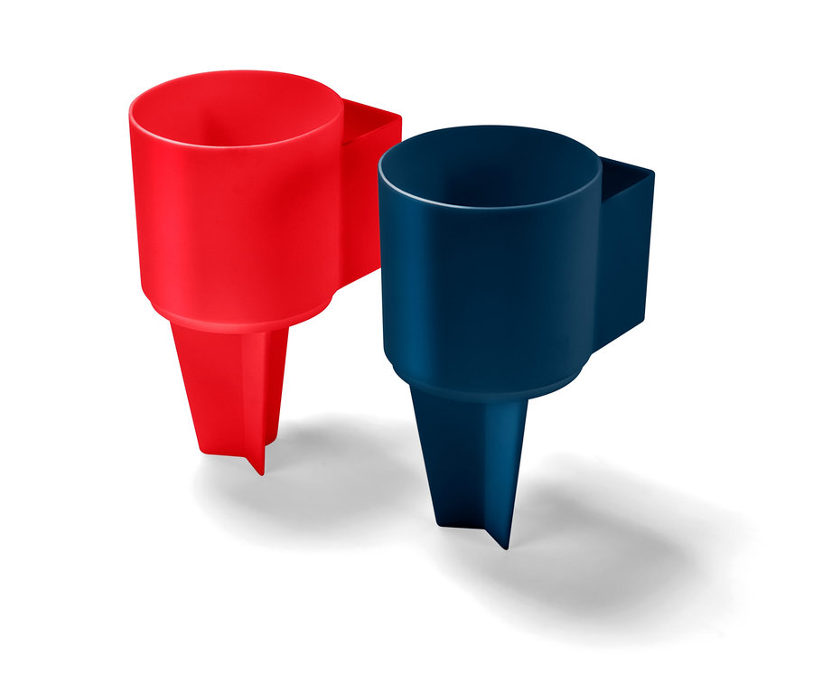 İki adet plaj bardak tutucu, biri kırmızı ve biri mavi.