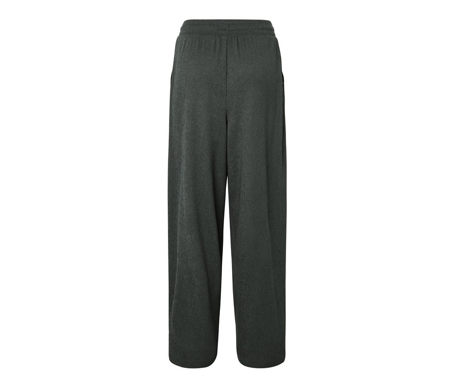 Kırışık görünümlü yeşil slip-on pantolonun arka görünümü.