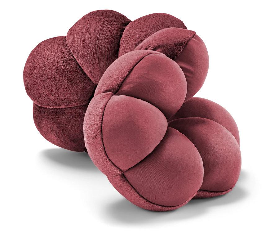 Yakın çekimde bordo renkli çiçek şeklinde yastık.