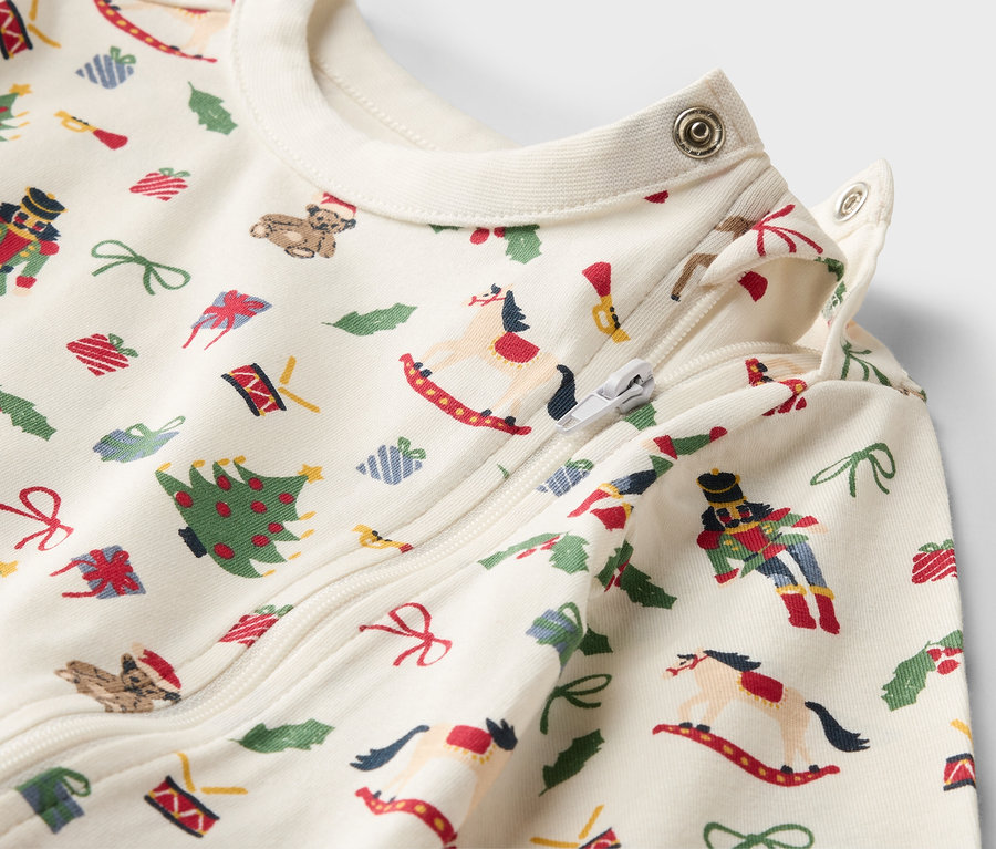 Noel temalı, fermuarlı ve çıtçıtlı bebek tulumunun detayı.