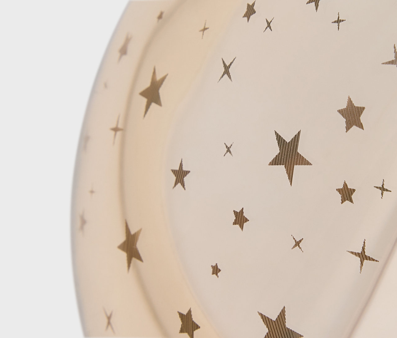 Yıldız ve haç desenli lamba detayı.