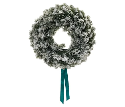 Yapay kar ve yeşil kurdele ile yeşil Noel çelengi.