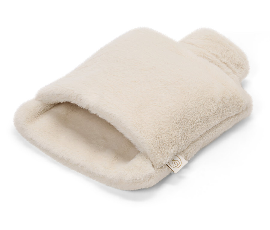 Krem rengi pelüş sıcak su torbası beyaz bir zeminde duruyor.