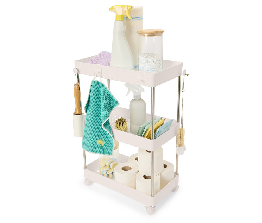 Üç katlı bir araba üzerinde düzenlenmiş temizlik malzemeleri ve aksesuarları.