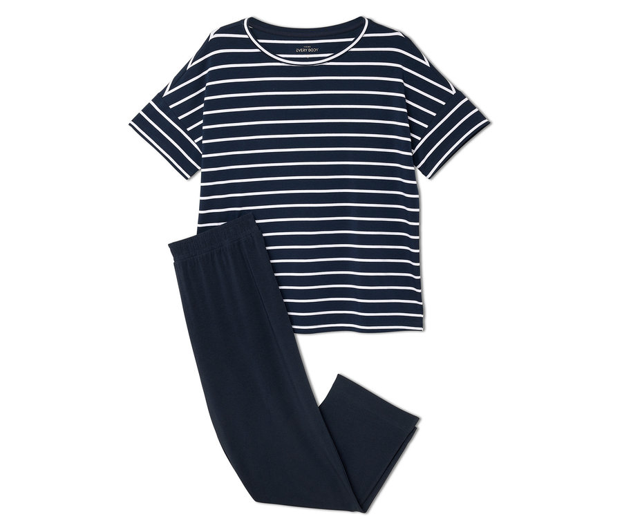 Mavi beyaz çizgili bir tişört ve lacivert bir pantolon beyaz bir arka plan üzerinde duruyor.