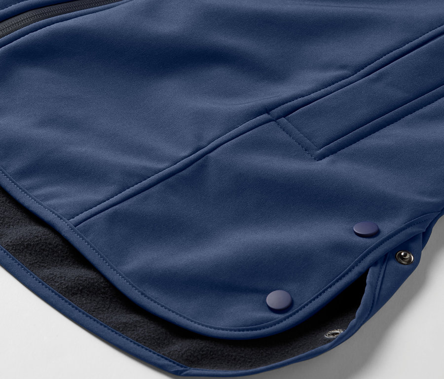 Mavi softshell ceketin yakın çekim detayı.