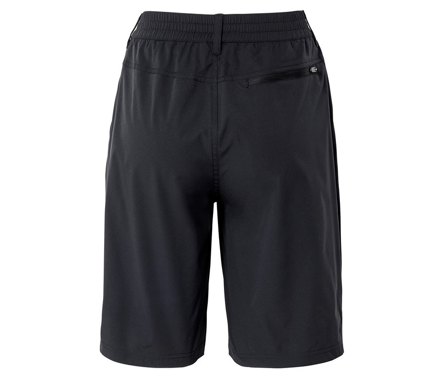 Fermuarlı cepli siyah şortun arka görünümü.