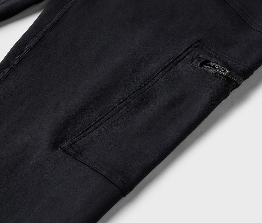 Siyah, fermuarlı cepli bir pantolonun yakın çekimi.