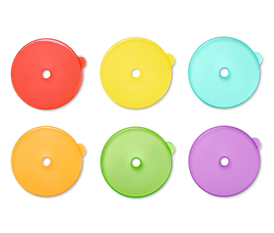 Beyaz arka planda altı renkli bardak kapağı.