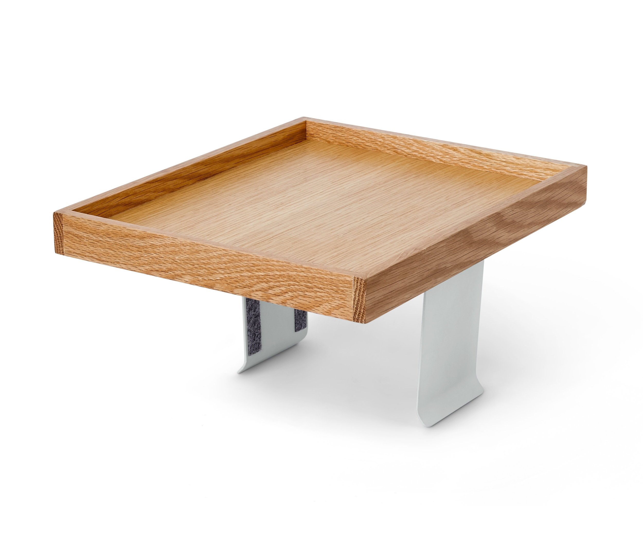 Beyaz metal ayaklı, kahverengi ahşap dikdörtgen kanepe tepsisi.