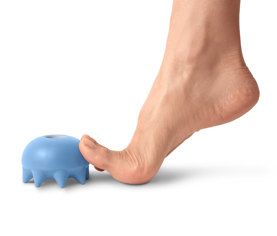 Bir ayak, mavi bir Baldır ve Ayak Çalıştırıcısı üzerinde duruyor.