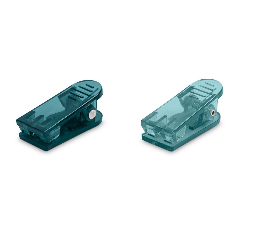 Beyaz bir arka plan üzerinde duran, set halinde 20 adet bulunan iki adet mavi, yarı saydam kumaş klipsi.