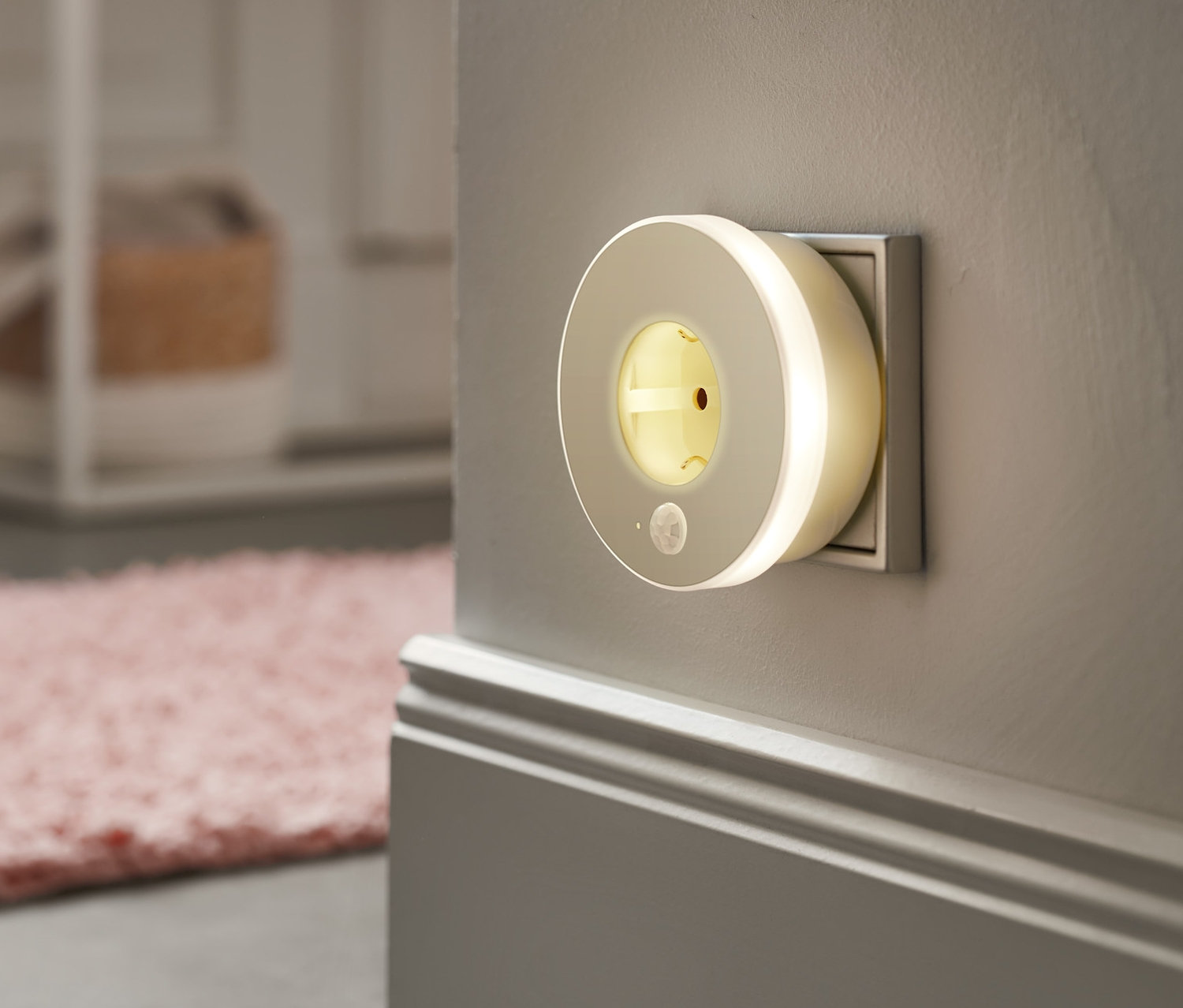 Bir prize takılı LED gece lambası var..