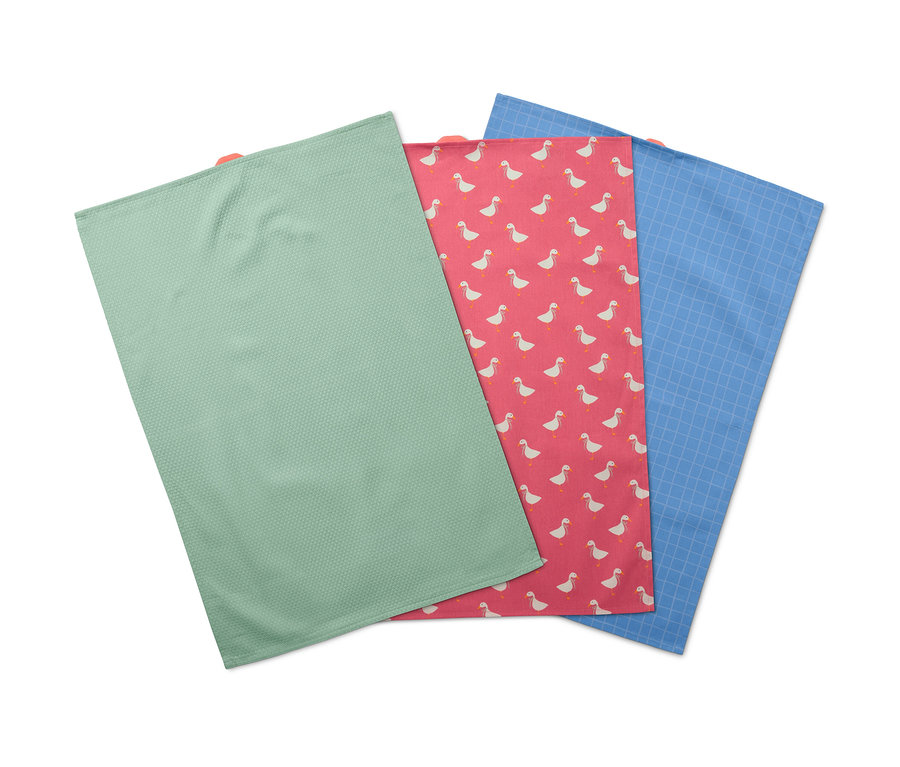 Üç adet kurulama bezi: düz yeşil, pembe ördek desenli ve mavi kareli.