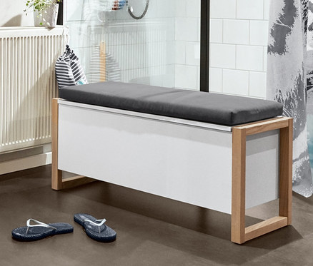 Banyo iç mekanı; yüksek dolap, lavabo altı dolabı, 3 saklama sandıklı ayaklı raf, tekerlekli sehpa, kuş sesi kutusu, duş perdesi, turkuaz banyo paspası ve parmak arası terlik ile döşenmiştir.