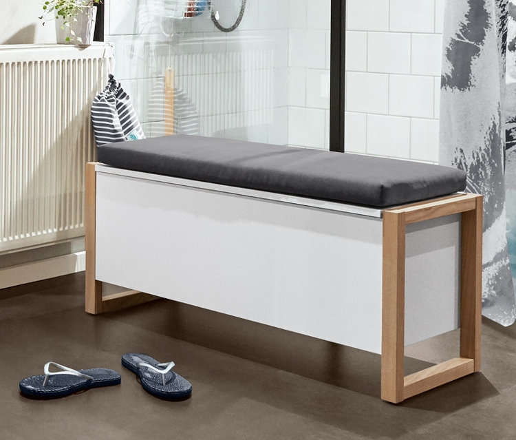 Banyo iç mekanı; yüksek dolap, lavabo altı dolabı, 3 saklama sandıklı ayaklı raf, tekerlekli sehpa, kuş sesi kutusu, duş perdesi, turkuaz banyo paspası ve parmak arası terlik ile döşenmiştir.