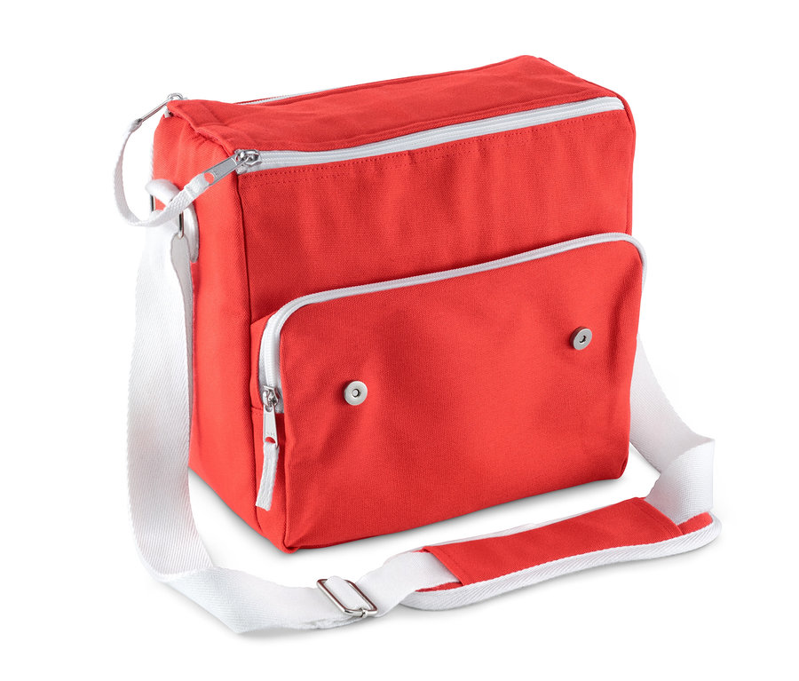 Beyaz askılı kırmızı bir mini soğutucu çanta.