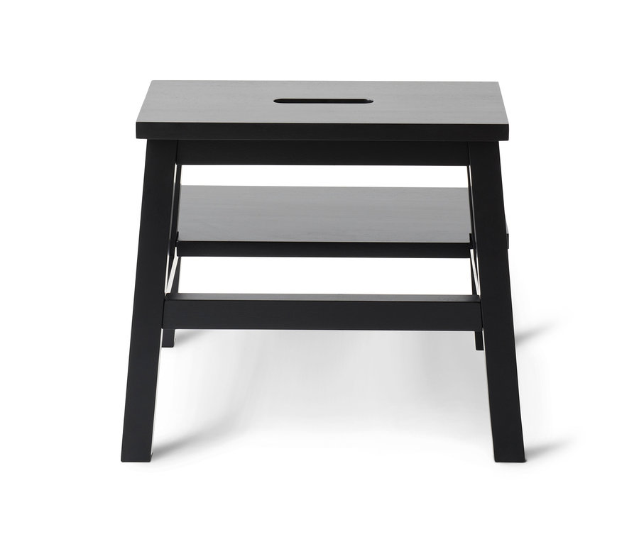 Beyaz arka plan üzerinde 2 basamaklı siyah basamaklı tabure.