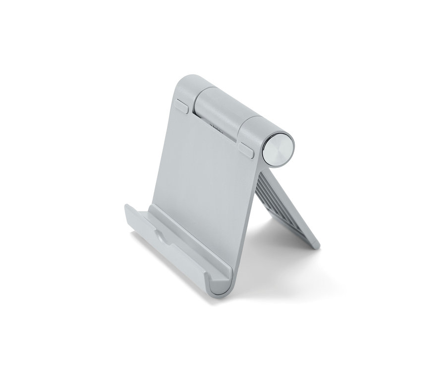 Beyaz arka plan üzerinde gümüş akıllı telefon ve tablet standı.