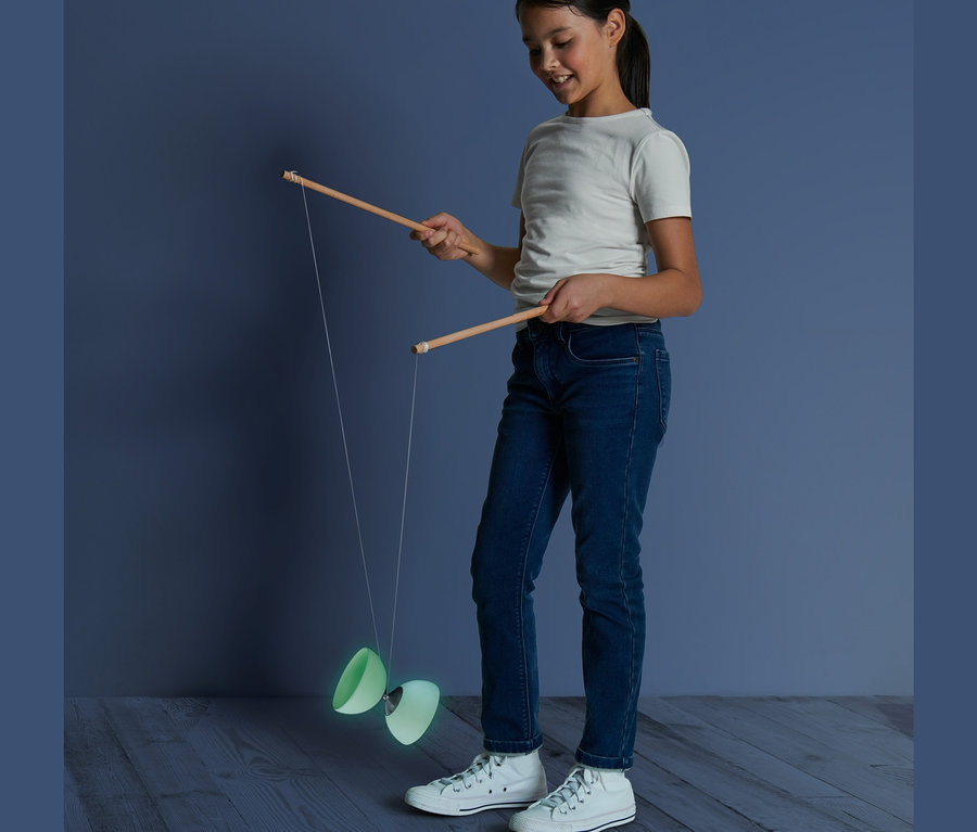 Kız çocuğu »Glow In The Dark« Diabolo Yoyo ile oynuyor.
