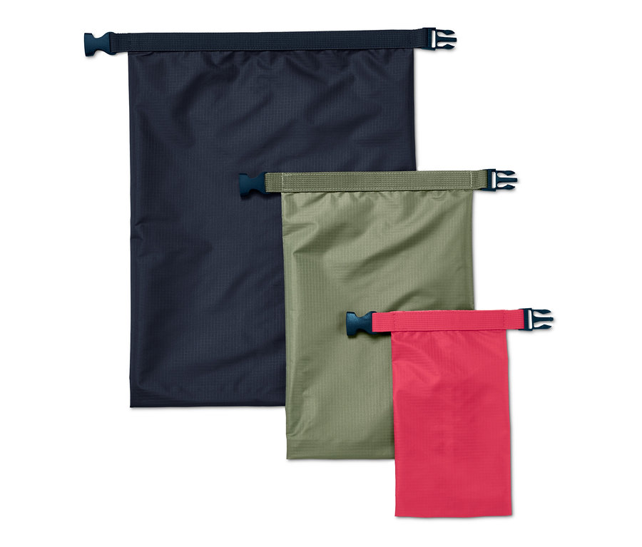 Mavi, yeşil ve pembe renklerde üç adet su geçirmez torba.