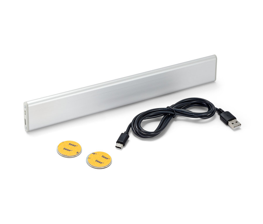 Beyaz bir arka plan üzerinde bir LED çok fonksiyonlu lamba, siyah bir kablo ve iki adet yapışkanlı ped.