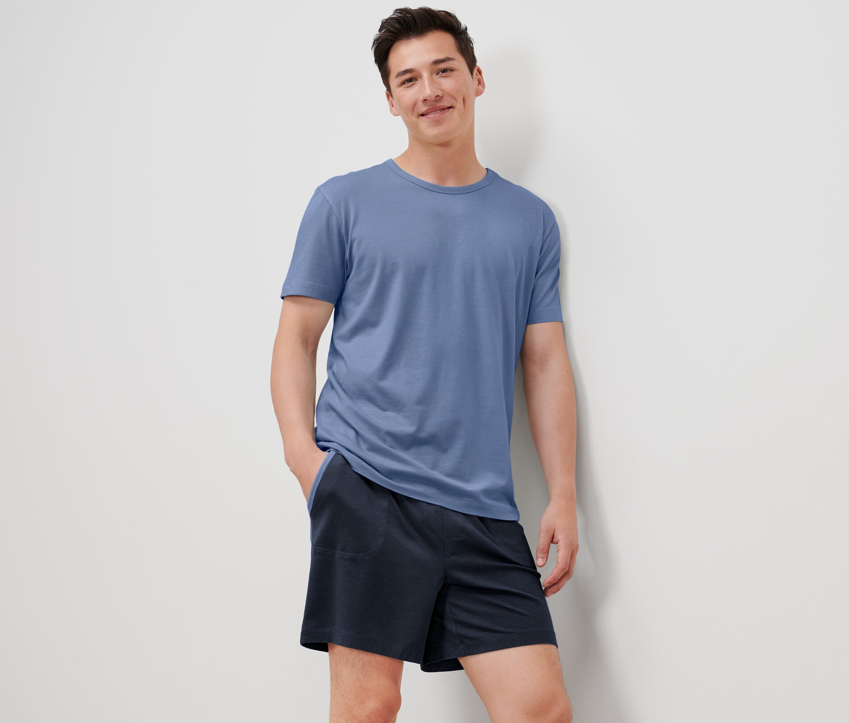 Adam Modal İçerikli Şortlu Pijama Takımı giyiyor