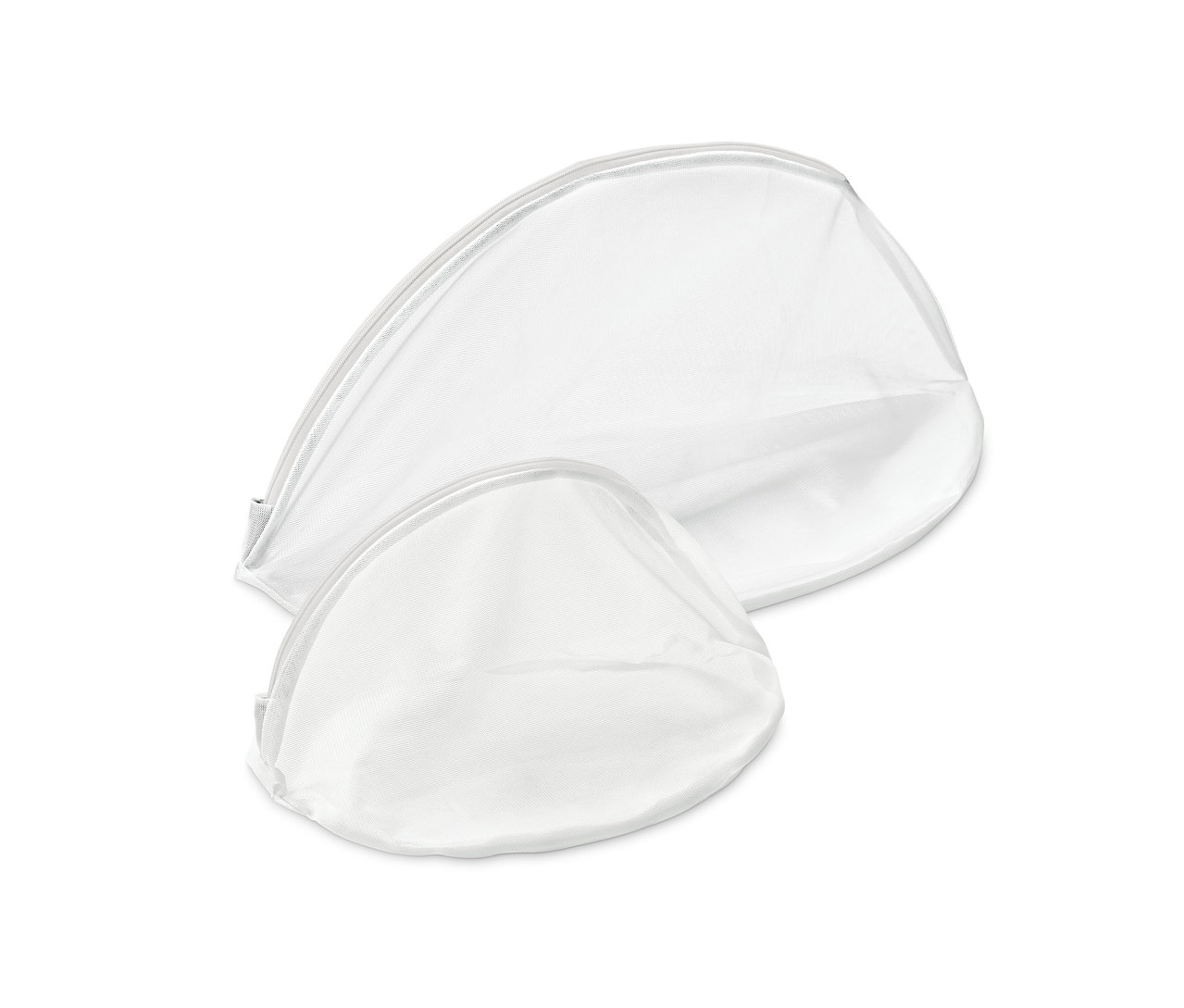 Farklı boyutlarda iki adet beyaz çamaşır filesi.